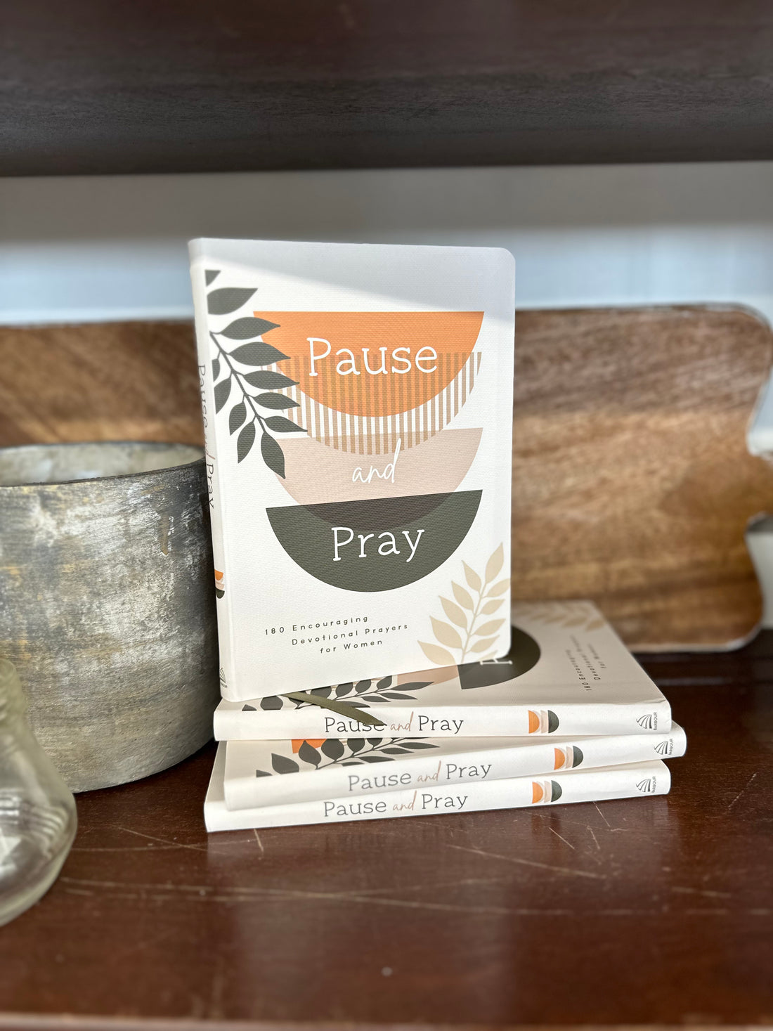 Pause and Pray :180 Encouraging Devotional Prayers For Women